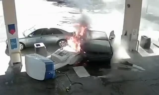 Ford Mustang đâm vào cây xăng gây cháy dữ dội