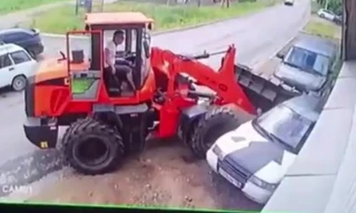 Nằm sửa xe bên đường, người thợ xấu số bị máy kéo đâm tử vong