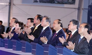 Tổng thư ký ASEAN Lim Jock Hoi, Thủ tướng Chính phủ VN Nguyễn Xuân Phúc, Tổng thống Hàn Quốc Moon Jae-in, Thủ tướng Thái Lan Prayut Chan-o-cha, Thủ tướng Lào Thongloun Sisoulith và các đại biểu thực hiện nghi thức động thổ thành phố thông minh