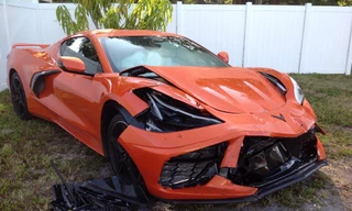 Chevrolet Corvette mới cứng gặp tai nạn 'móp đầu' 