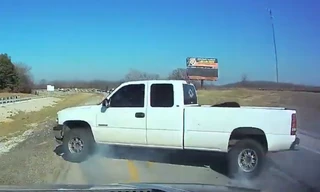 Phanh gấp, xe bán tải Chevrolet quay ngang giữa đường