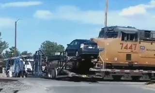 Mắc kẹt giữa đường ray, xe vận chuyển bị húc gãy đôi