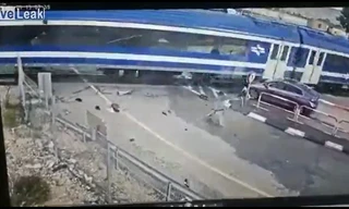 Dừng xe gần đường ray tàu hỏa, SUV nhận 'cái kết đắng'