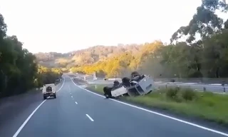 Xe bán tải lộn nhiều vòng qua dải phân cách sang làn ngược chiều