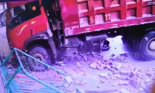 Xe tải mất lái húc đổ cổng trường mẫu giáo