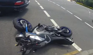 Ngã sấp mặt khi vừa lái môtô vừa ngắm gái