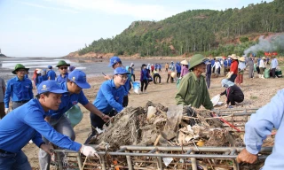 Đồng chí Nguyễn Thái Hà, Bí thư Đoàn cơ quan TW đoàn; đồng chí Nguyễn Duy Hưng, Phó GĐ Trung tâm Tình nguyện quốc gia cùng chung tay dọn rác thải. Ảnh: Thanh Huyền