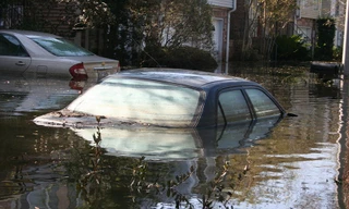 Cách thoát khỏi ôtô đang bị ngập nước trong mưa bão