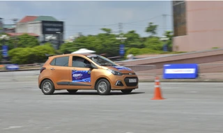 Ôtô cỡ nhỏ cùng đua tài trên sân bê tông