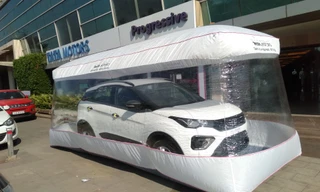 Đặt ôtô trong 'bong bóng' để giao cho khách hàng