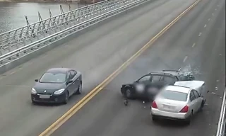 Chuyển làn không quan sát, ôtô nhận 'cái kết đắng'