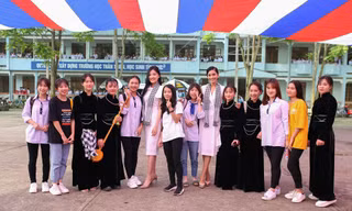 Hành trình Từ Trái Tim: Á hậu, người đẹp vượt núi tặng sách cho thanh niên