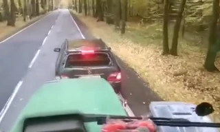 Máy kéo đâm vỡ kính ôtô 'cà khịa' trên đường