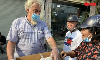 Vì dịch COVID-19, 'ông Tây' bán chuối chiên mưu sinh ở vỉa hè TPHCM