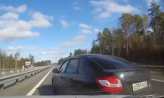 Gặp họa khi quyệt nhẹ vào ôtô khác ở vận tốc 160 km/h