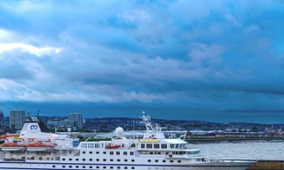 Tàu hải quân bị chìm sau khi 'tấn công' tàu du lịch, bí ẩn là đây