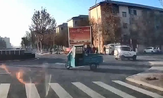 Sau va chạm, xe ba gác xoay vòng giữa đường