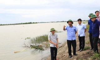 Ông Thăng chỉ đạo tại chỗ phải "theo dõi đặc biệt" đoạn kè có nguy cơ xói lở tại tuyến đê biển số 5 thuộc huyện Tiền Hải