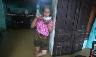 Người dân ăn cơm đứng trong vùng lũ Quảng Nam