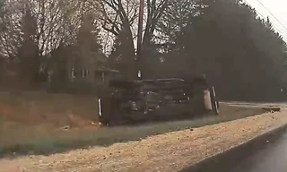 Xe Jeep đâm đuôi ôtô, bay khỏi đường