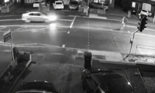 Ford Focus 'gặp họa' khi tránh cậu bé đạp xe qua đường