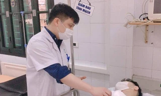 Đang hoạt động máy dập công nghiệp bị lỗi, nam thanh niên phải cắt cụt 4 ngón tay