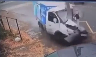 Sau va chạm tại ngã tư, xe tải đâm cột điện nát đầu