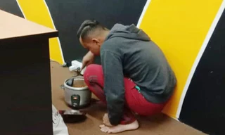 Chàng trai nấu ăn ở phòng làm việc để tiết kiệm tiền