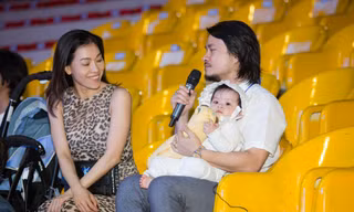 Đạo diễn Hoàng Nhật Nam vừa bế con, vừa chỉ đạo tổng duyệt Miss World Việt Nam