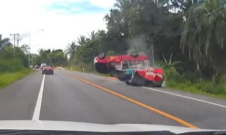 Ôtô chở hàng cồng kềnh lộn nhào khi vào cua