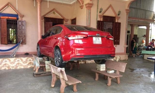 Chủ xe ở Nghệ An chống ngập cho ôtô nhờ ghế đá và gạch