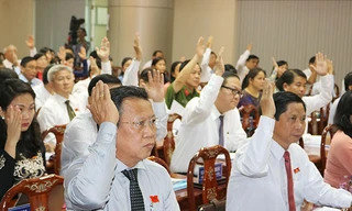 Các đại biểu biểu quyết thông qua các nghị quyết tại kỳ họp. Ảnh: Báo Đồng Nai