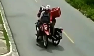 Hai xe máy giao hàng đâm thẳng vào nhau