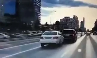 Sedan màu trắng nhận 'quả đắng' khi cố gắng trả đũa trên đường