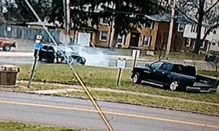 Chạy trốn cảnh sát, tài xế lái SUV đâm xe bán tải xoay vòng tại giao lộ