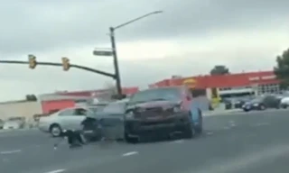 Chạy trốn cảnh sát, xe bán tải hạ gục hàng loạt ôtô giữa giao lộ