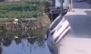 Cua ẩu, ôtô phơi bụng dưới kênh bên đường