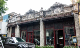 Cửa hàng Khaisilk tháo biển hiệu, lặng lẽ tu sửa bên trong