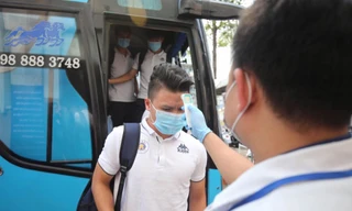 Quang Hải đeo khẩu trang, đo thân nhiệt trước trận Siêu cúp Quốc gia