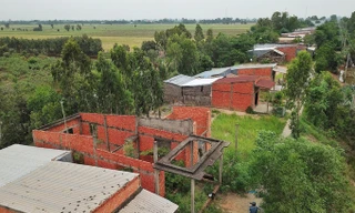 Hàng trăm căn nhà vượt lũ bỏ hoang hơn 15 năm ở Long An