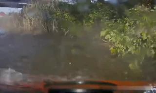 Đến nhận ôtô vừa sửa xong, tài xế lùi xe xuống hồ