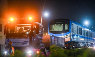 Ba giờ vận chuyển tàu metro về đến depot Long Bình