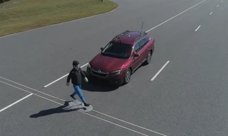 Ôtô nào có phanh tự động tránh người đi bộ tốt nhất?