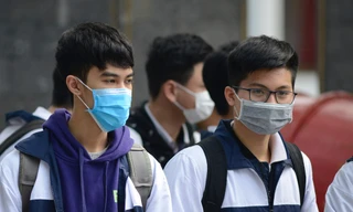 Học sinh Thủ đô đeo khẩu trang kín mít đến trường 