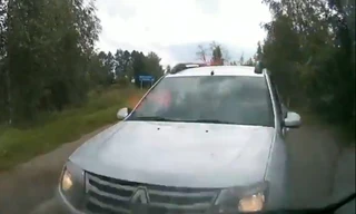 Không hiểu ý để tránh, hai ôtô đâm vào nhau