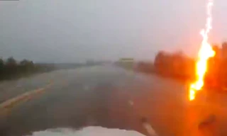 'Phát hoảng' với sét đánh khi đang lái xe trong mưa