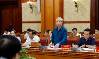 Đồng chí Trần Quốc Vượng, Ủy viên Bộ Chính trị, Thường trực Ban Bí thư, Trưởng Tiểu ban chủ trì cuộc họp. Ảnh: Dương Giang/TTXVN
