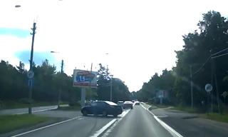 Đuổi nhau trên đường, xe Toyota đâm đầu vào cột đèn