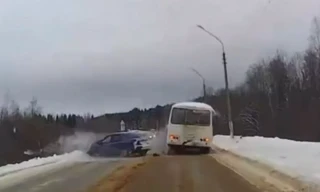 Sedan mất lái, lao thẳng vào xe buýt trên đường tuyết