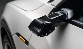 Gương chiếu hậu "camera" trên mẫu xe điện Audi e-tron. Ảnh: The Drive